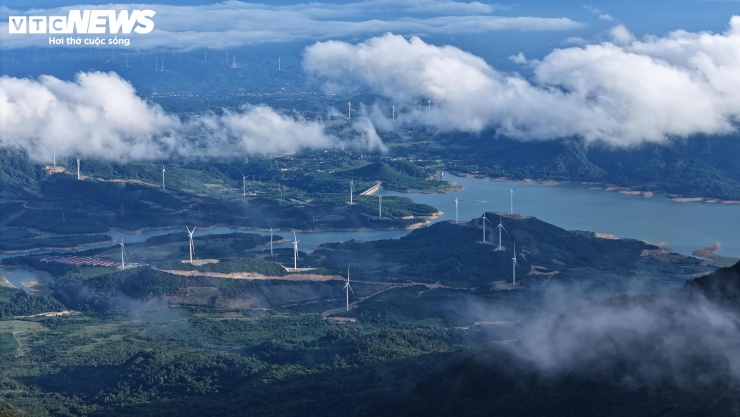 Đặc biệt hơn, từ "nóc nhà" Quảng Trị, du khách có thể chiêm ngưỡng những cánh đồng điện gió trải dài giữa thung lũng, tạo nên một khung cảnh hùng vĩ mà nên thơ, giao thoa giữa thiên nhiên và công trình hiện đại giữa đại ngàn Trường Sơn.