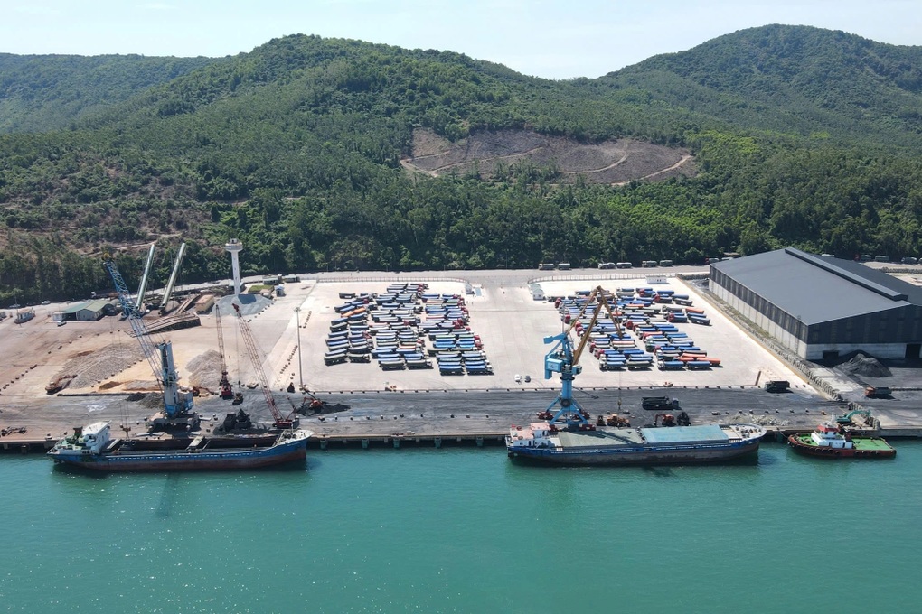 Loạt tàu hàng trọng tải lớn xông đất cảng tổng hợp quốc gia đầu năm mới - 3