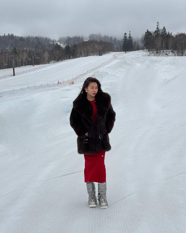 Sang như quý cô nhưng vẫn năng động với bản phối áo khoác lông và giày bốt- Ảnh 6.