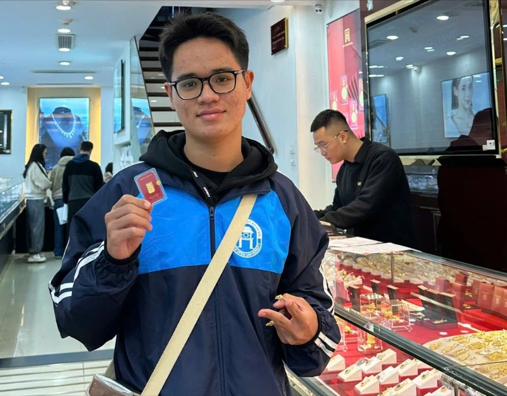 Các bạn trẻ khoe mua thành công Tứ Quý Thịnh Vượng 0,1 chỉ của Bảo Tín Mạnh Hải. Ảnh: M.T 4469261821810686982.jpg