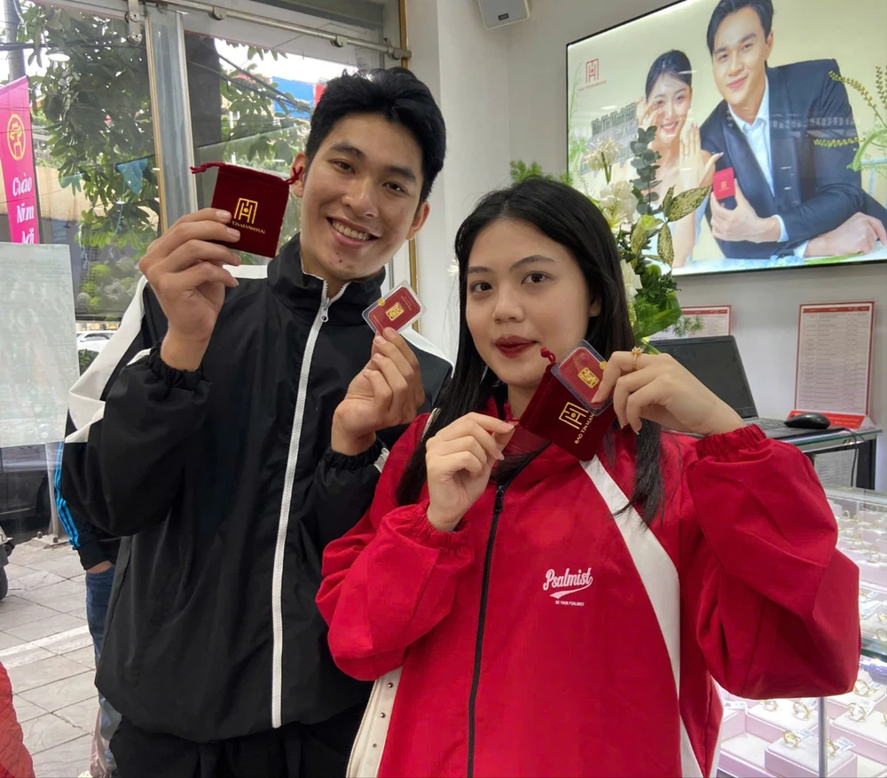 Nhiều bạn trẻ lựa chọn BST Tứ Quý Thịnh Vượng để tích lũy. Ảnh: M.T Anh Cường + Chị Áo đỏ.jpg