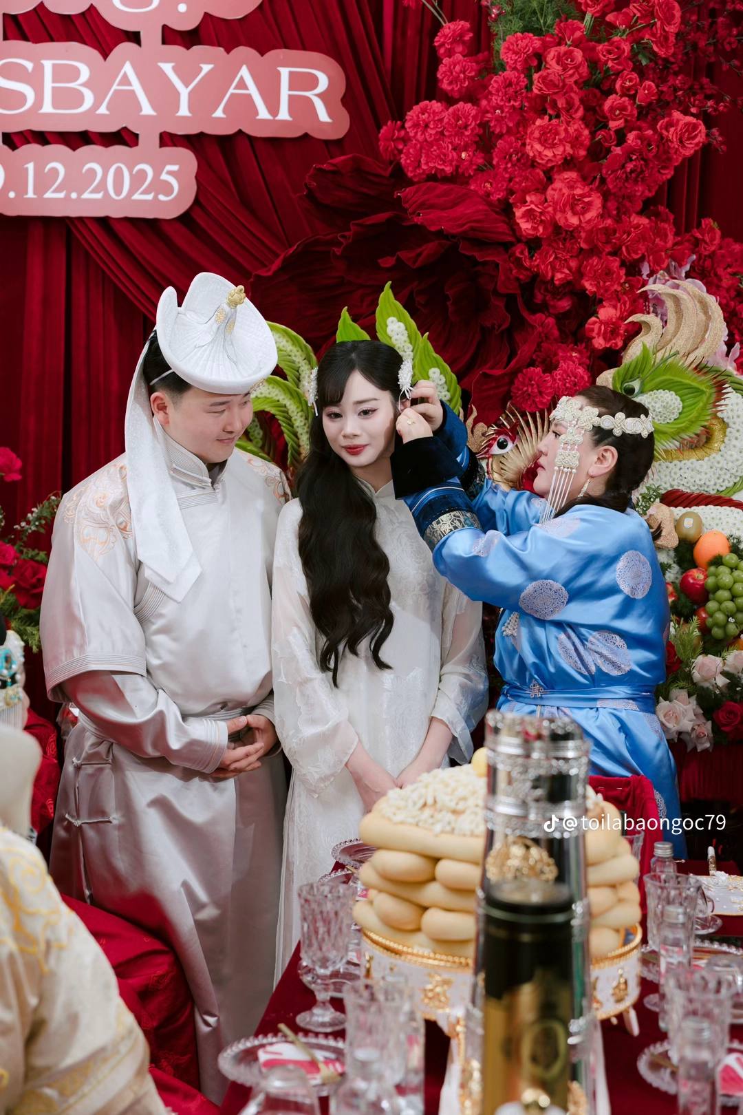 Đám hỏi dâu Việt - rể Mông Cổ hot nhất MXH lúc này, nhà trai gây chú ý với tháp bánh lạ trên bàn lễ- Ảnh 13.