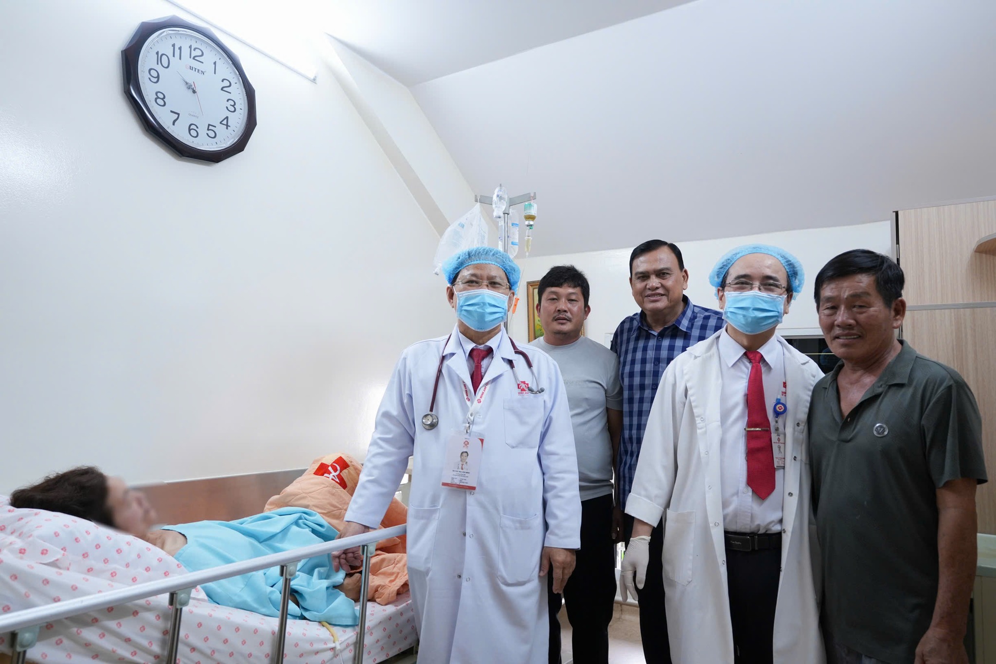 Đầu năm, phẫu thuật thành công hai bệnh nhân có khối u đại tràng kích thước lớn - Ảnh 3.