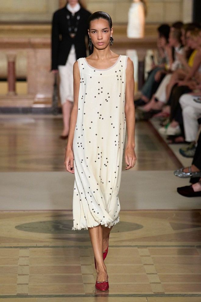 Màu trắng 'cloud dancer' lên ngôi: Mặc gì để an yên trong năm 2026?- Ảnh 5.