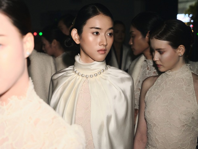 Màu trắng 'cloud dancer' lên ngôi: Mặc gì để an yên trong năm 2026?- Ảnh 7.