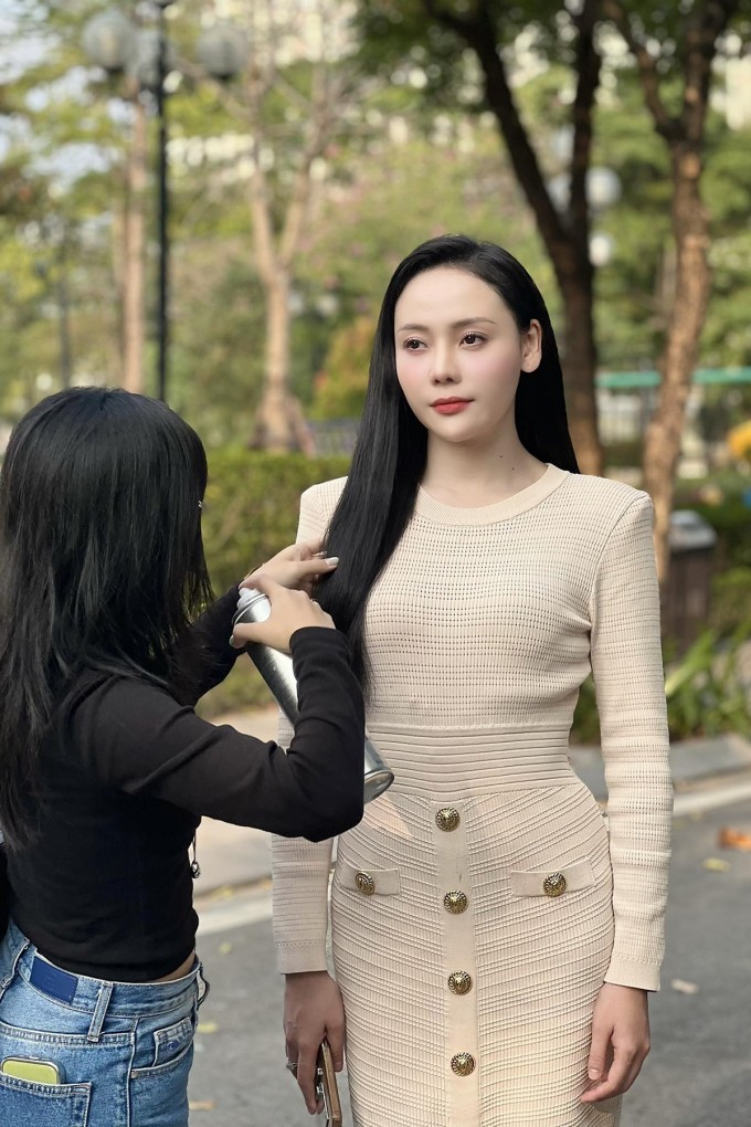 Nguyễn Huyền Trang cho biết vai nữ chủ tịch Mỹ Trinh là một thử thách không nhỏ với cô. Nữ diễn viên đầu tư kỹ lưỡng từ vẻ ngoài đến phong thái để tạo nên vẻ ngoài già dặn, cứng cáp hơn so với tuổi thật đồng thời thể hiện được sự sắc sảo, đĩnh đạc và có phần ghê gớm trên thương trường của nhân vật.