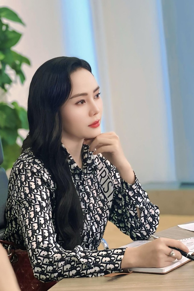 Nhân vật Mỹ Trinh được cho là nhân tố then chốt đằng sau nhiều tiêu cực trong bộ máy quyền lực của tỉnh Việt Đông. Cô không chỉ đứng đầu một tập đoàn bất động sản nhiều sai phạm mà đứng sau nhiều cô gái xinh đẹp làm bóng hồng cho các quan chức cấp cao. Nữ doanh nhân phất lên nhanh chóng nhờ những mối quan hệ đặc biệt cũng như sự sắc sảo, thức thời trong cách làm ăn.