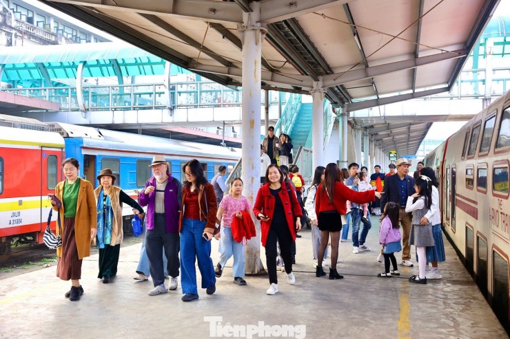 Du khách thích thú trải nghiệm chuyến tàu 'Hà Nội 5 cửa ô' - 2