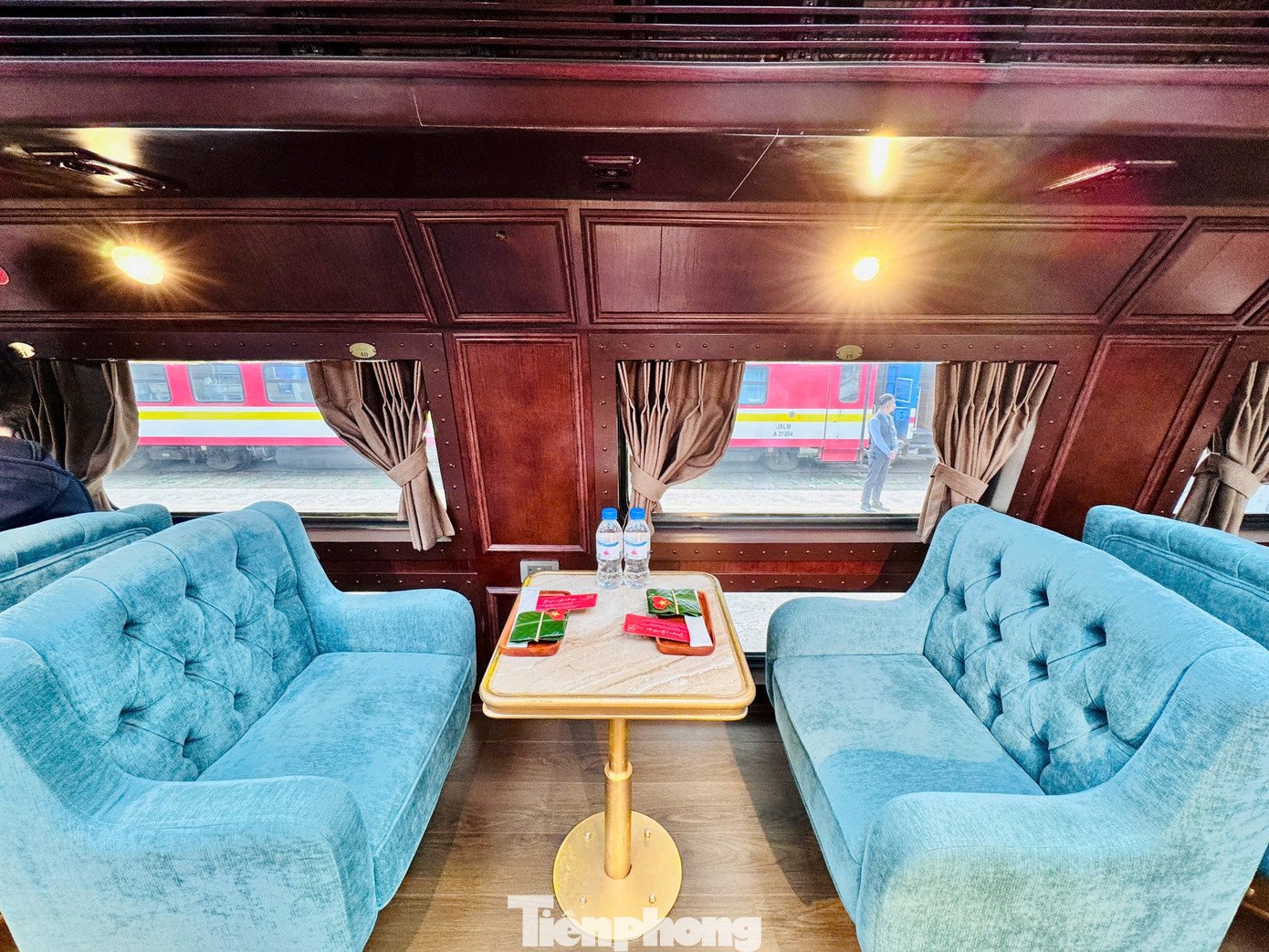 Du khách thích thú trải nghiệm chuyến tàu 'Hà Nội 5 cửa ô' - 9