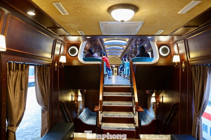 Du khách thích thú trải nghiệm chuyến tàu 'Hà Nội 5 cửa ô' - 8