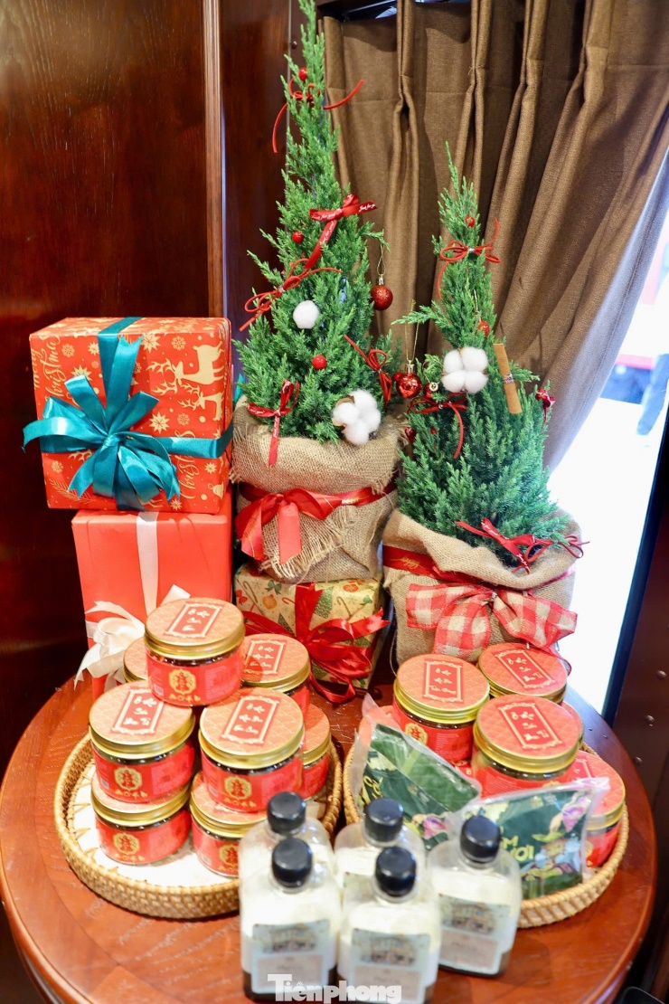 Du khách thích thú trải nghiệm chuyến tàu 'Hà Nội 5 cửa ô' - 11