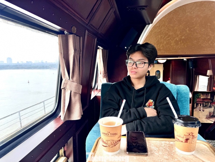 Du khách thích thú trải nghiệm chuyến tàu 'Hà Nội 5 cửa ô' - 16