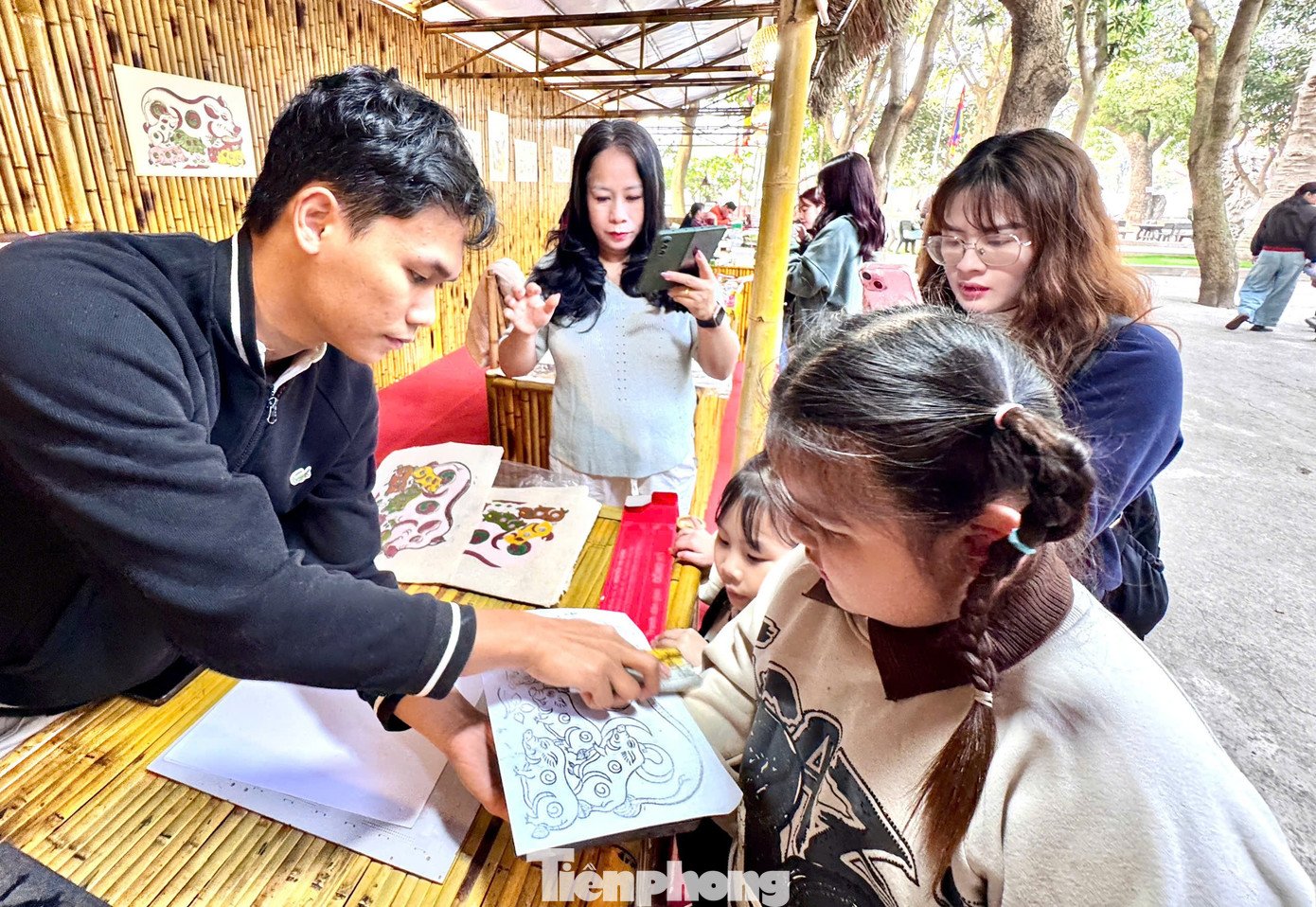 Du khách thích thú trải nghiệm chuyến tàu 'Hà Nội 5 cửa ô' - 20