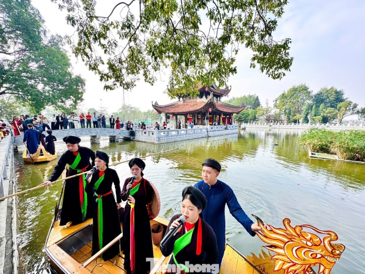 Du khách thích thú trải nghiệm chuyến tàu 'Hà Nội 5 cửa ô' - 21