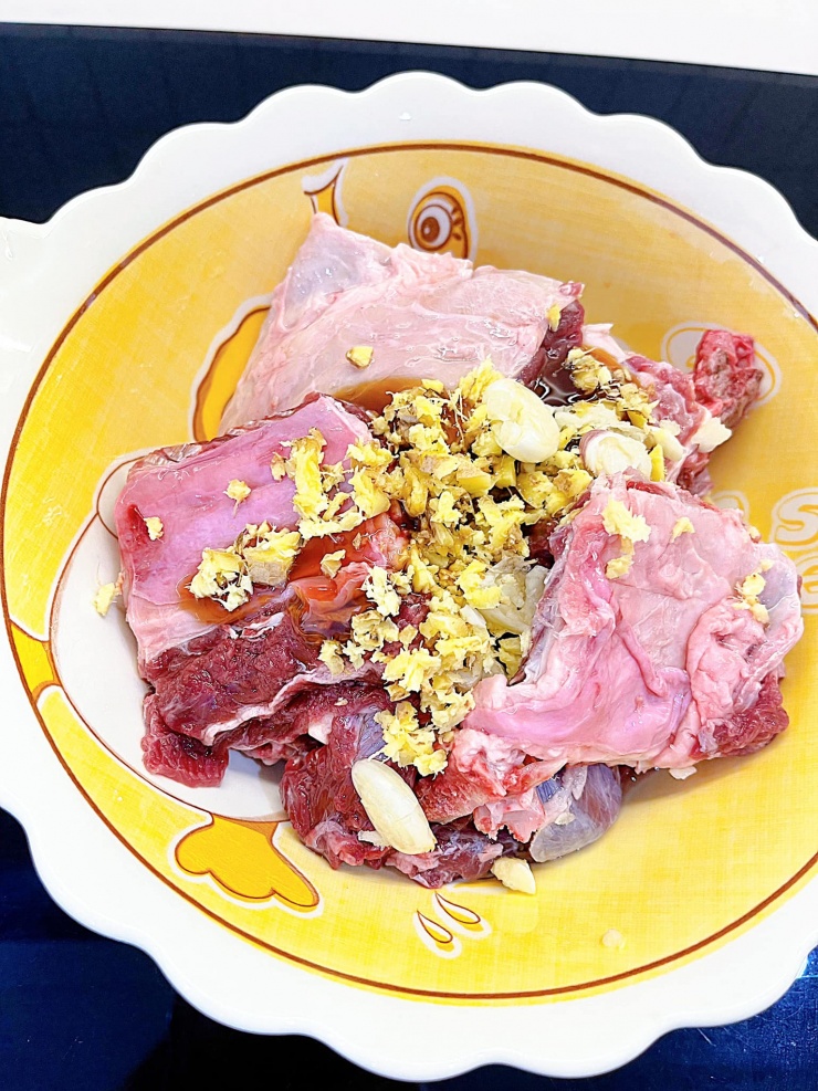 Ướp cùng gừng, tỏi băm nhỏ, dầu hào, bột ngọt và nước mắm khoảng 15 phút.