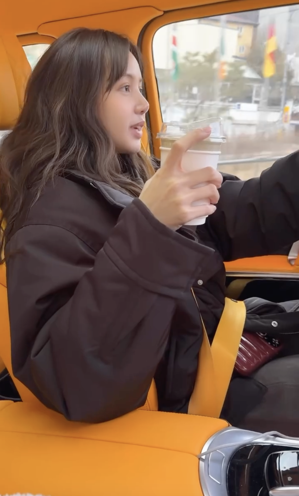 Lisa khoe ly nước dưỡng nhan với 106 triệu người vào sáng mùng 1- Ảnh 2.