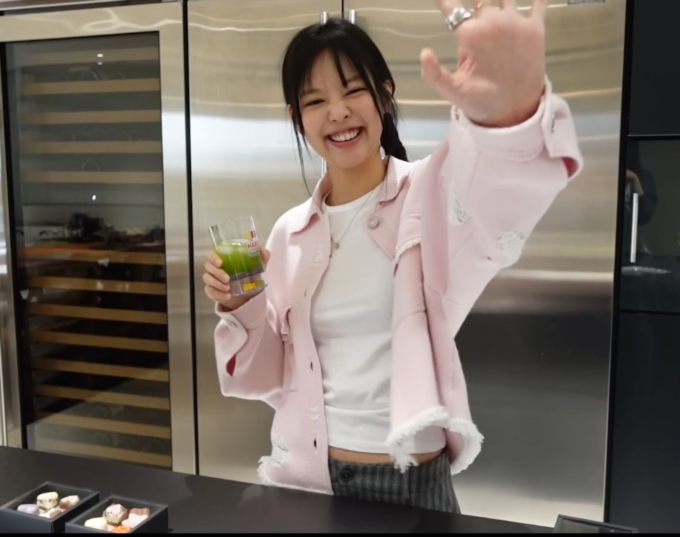 Lisa khoe ly nước dưỡng nhan với 106 triệu người vào sáng mùng 1- Ảnh 3.