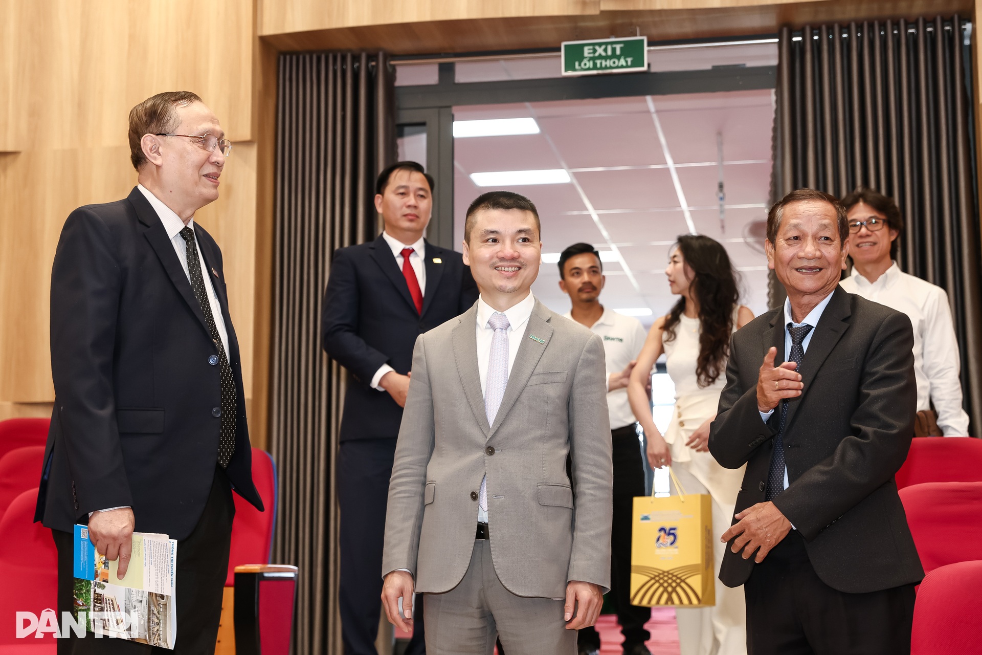 Toàn cảnh buổi ký kết hợp tác giữa báo Dân trí và Trường Đại học Cửu Long - 12