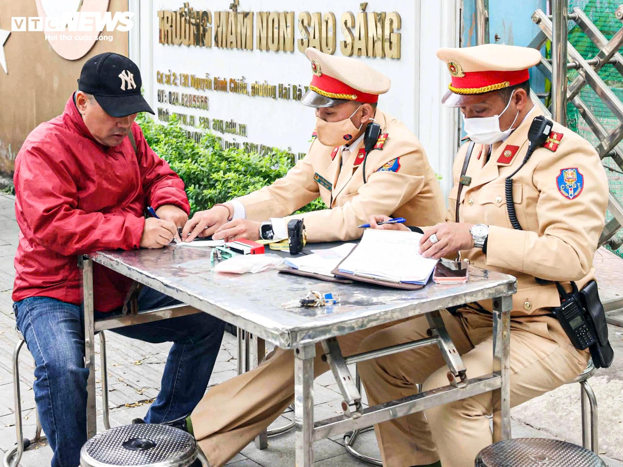 Nghĩ CSGT nghỉ Tết, người đàn ông uống rượu vẫn đạp xe và bị phạt- Ảnh 4.