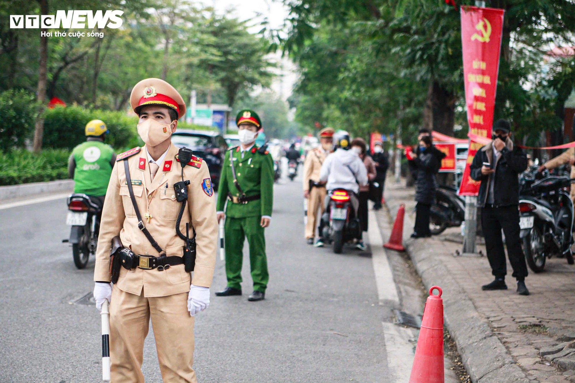 Nghĩ CSGT nghỉ Tết, người đàn ông uống rượu vẫn đạp xe và bị phạt- Ảnh 7.