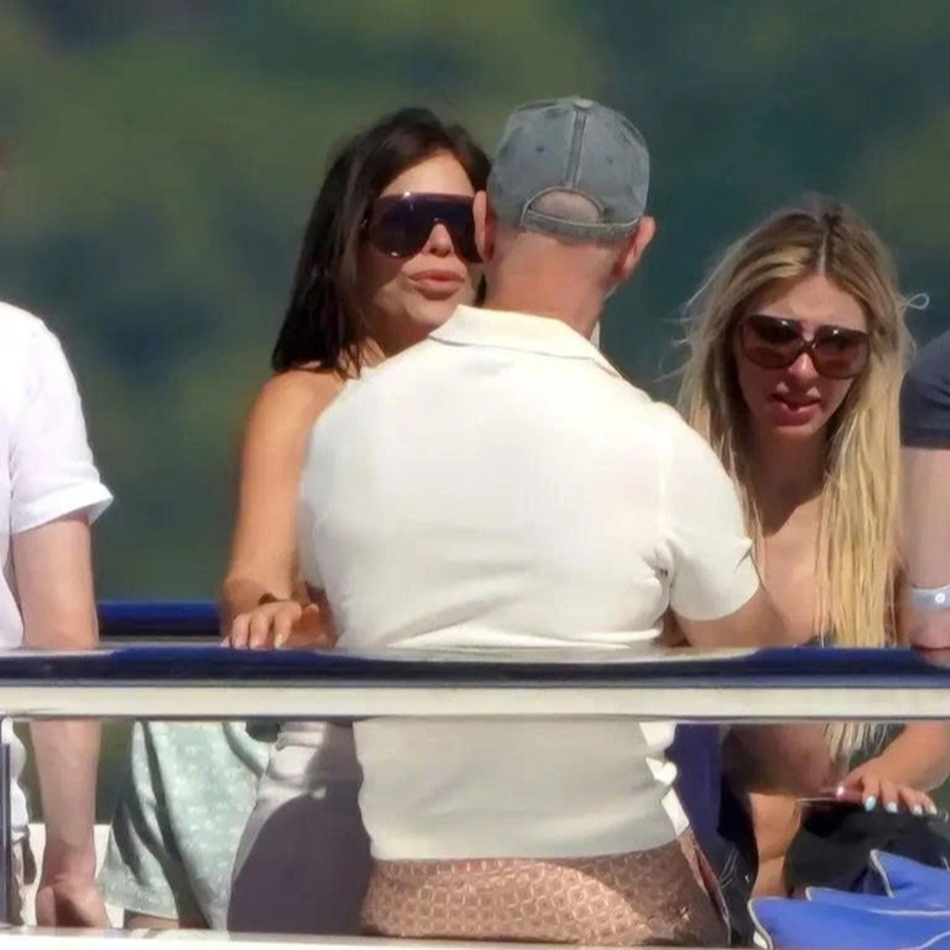 Tỷ phú Jeff Bezos, Leonardo DiCaprio đón năm mới ở điểm nghỉ dưỡng đắt giá - 4