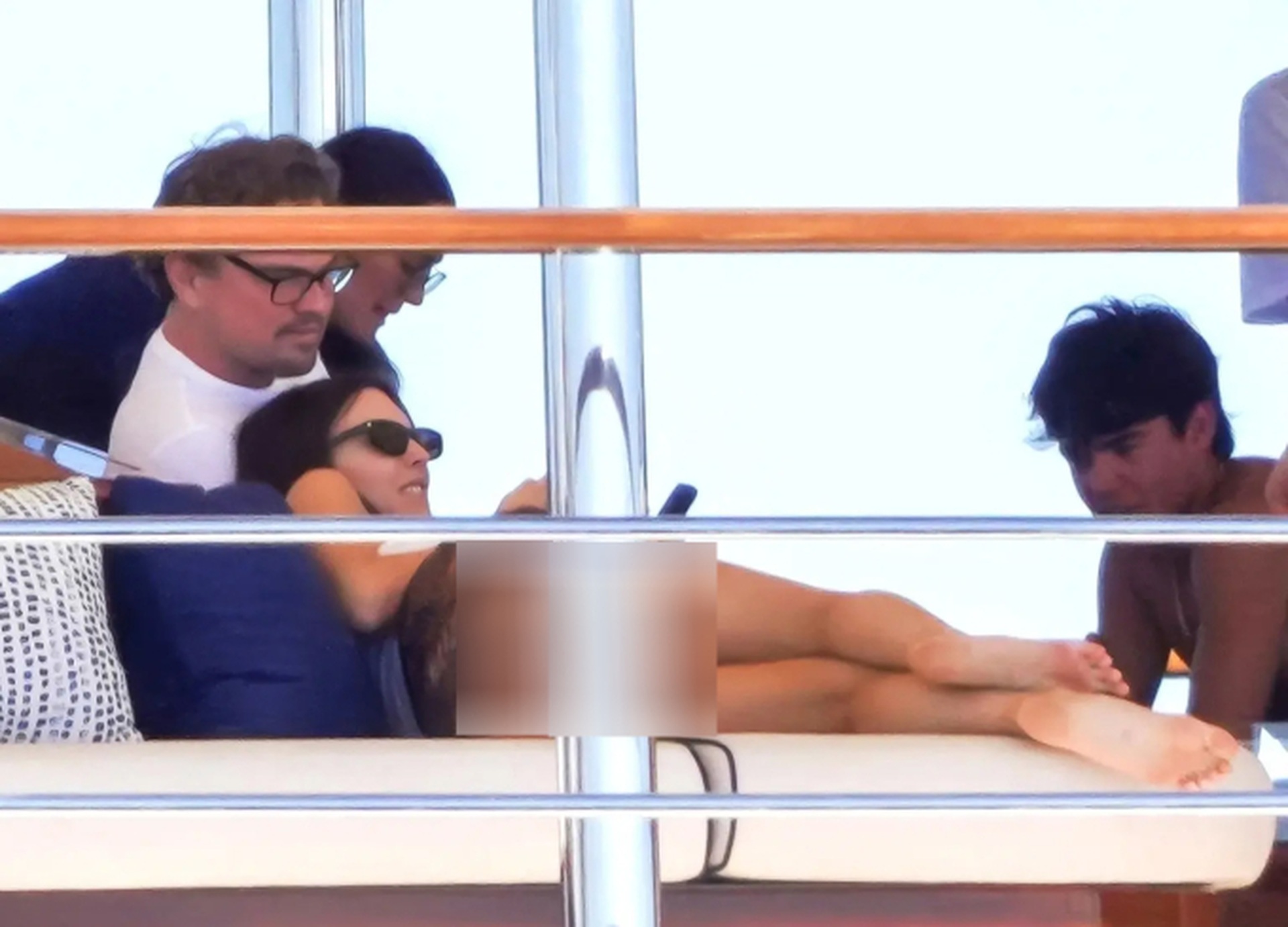 Tỷ phú Jeff Bezos, Leonardo DiCaprio đón năm mới ở điểm nghỉ dưỡng đắt giá - 9