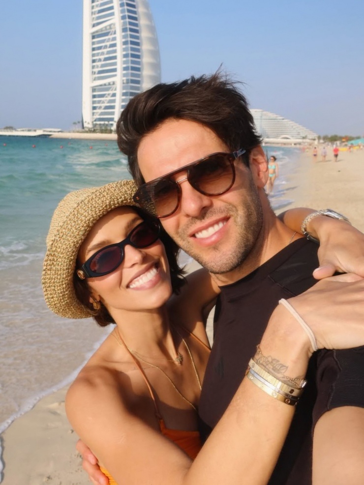 Trên trang cá nhân, người mẫu Carolina Dias (còn viết Carolina Batista Leite, theo họ chồng) đăng loạt ảnh đón năm mới 2026 cùng đại gia đình ở Dubai, UAE. Nhiều bạn bè của Kaka - 44 tuổi, cựu cầu thủ Brazil có biệt danh "thiên thần" - nhận xét cặp sao tương xứng ngoại hình và khen Dias giữ được vóc dáng mảnh mai sau hai lần sinh con.