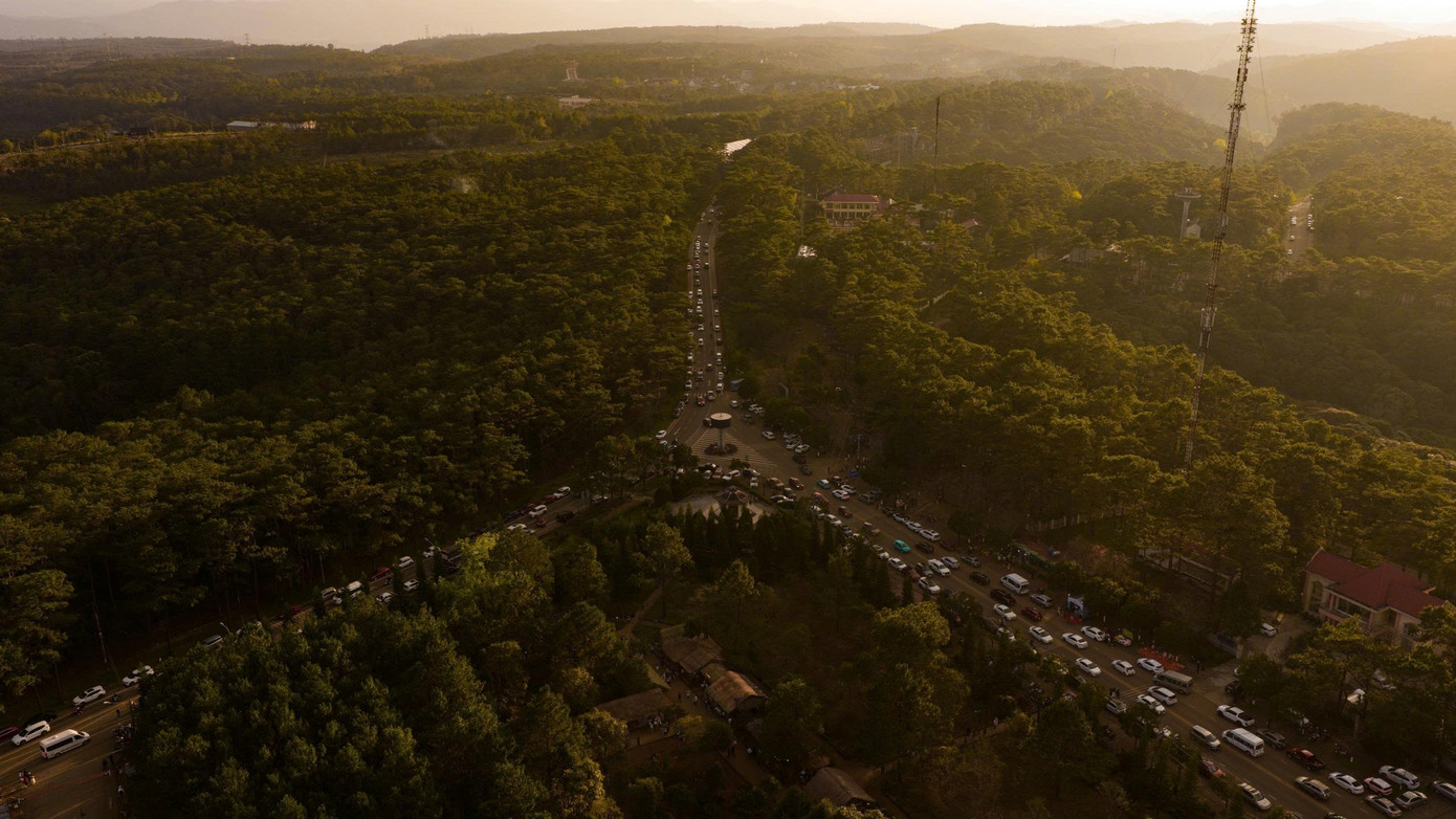 Du khách nườm nượp đổ về Măng Đen ngắm hoa anh đào nở rộ- Ảnh 3.