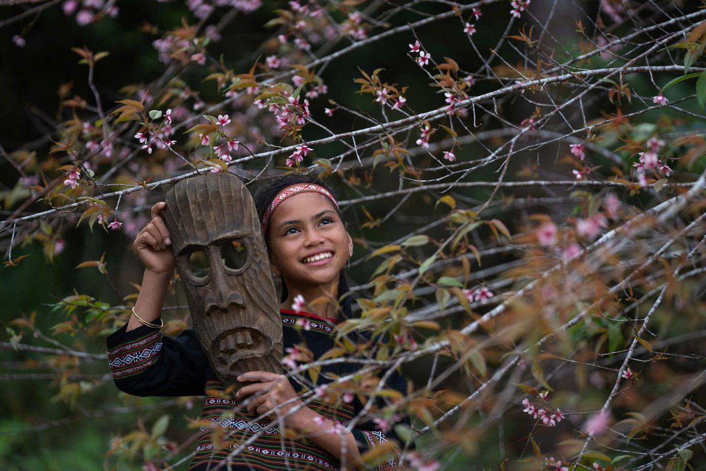 Du khách nườm nượp đổ về Măng Đen ngắm hoa anh đào nở rộ- Ảnh 9.