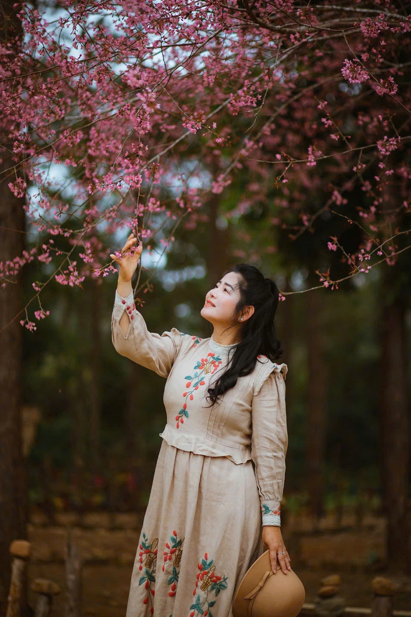 Du khách nườm nượp đổ về Măng Đen ngắm hoa anh đào nở rộ- Ảnh 20.