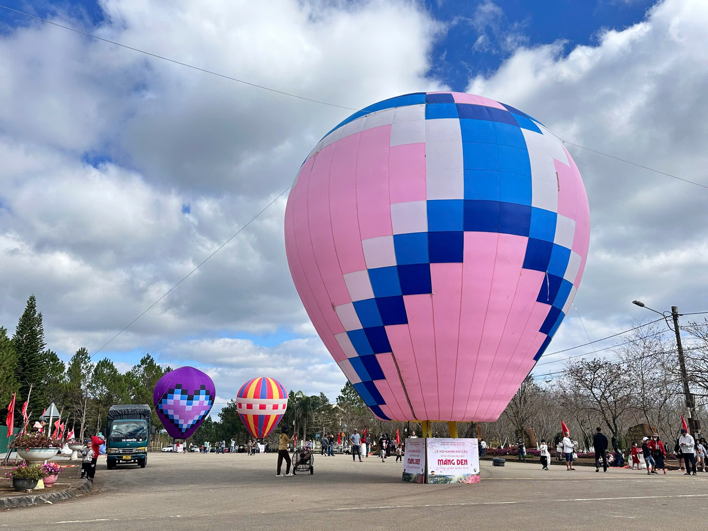 Du khách nườm nượp đổ về Măng Đen ngắm hoa anh đào nở rộ- Ảnh 21.