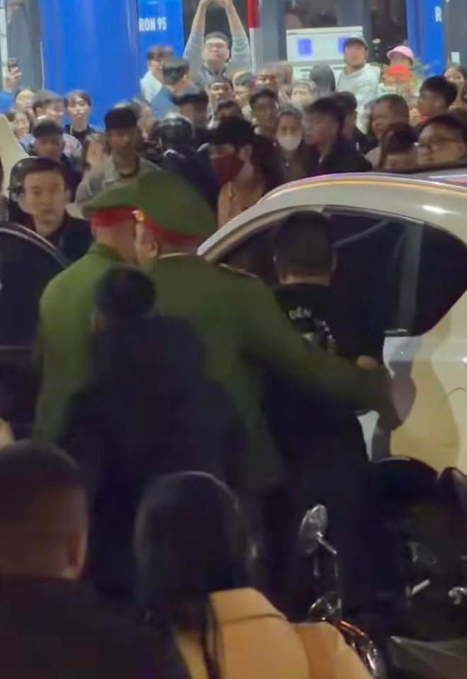 Vụ ô tô lùi vào đám đông ở Hải Phòng: Đôi vợ chồng thoát chết gang tấc trong ngày cuối năm- Ảnh 3. Vụ ô tô lùi vào đám đông ở Hải Phòng: Đôi vợ chồng thoát chết gang tấc trong ngày cuối năm- Ảnh 3.