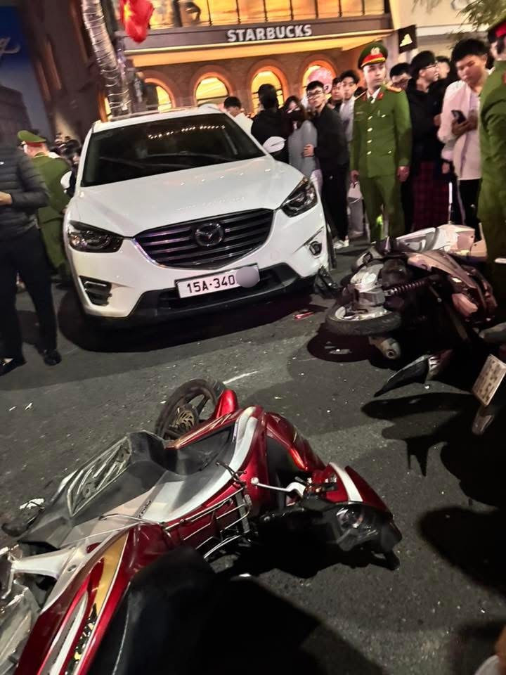 Vụ ô tô lùi vào đám đông ở Hải Phòng: Đôi vợ chồng thoát chết gang tấc trong ngày cuối năm- Ảnh 2. Vụ ô tô lùi vào đám đông ở Hải Phòng: Đôi vợ chồng thoát chết gang tấc trong ngày cuối năm- Ảnh 2.