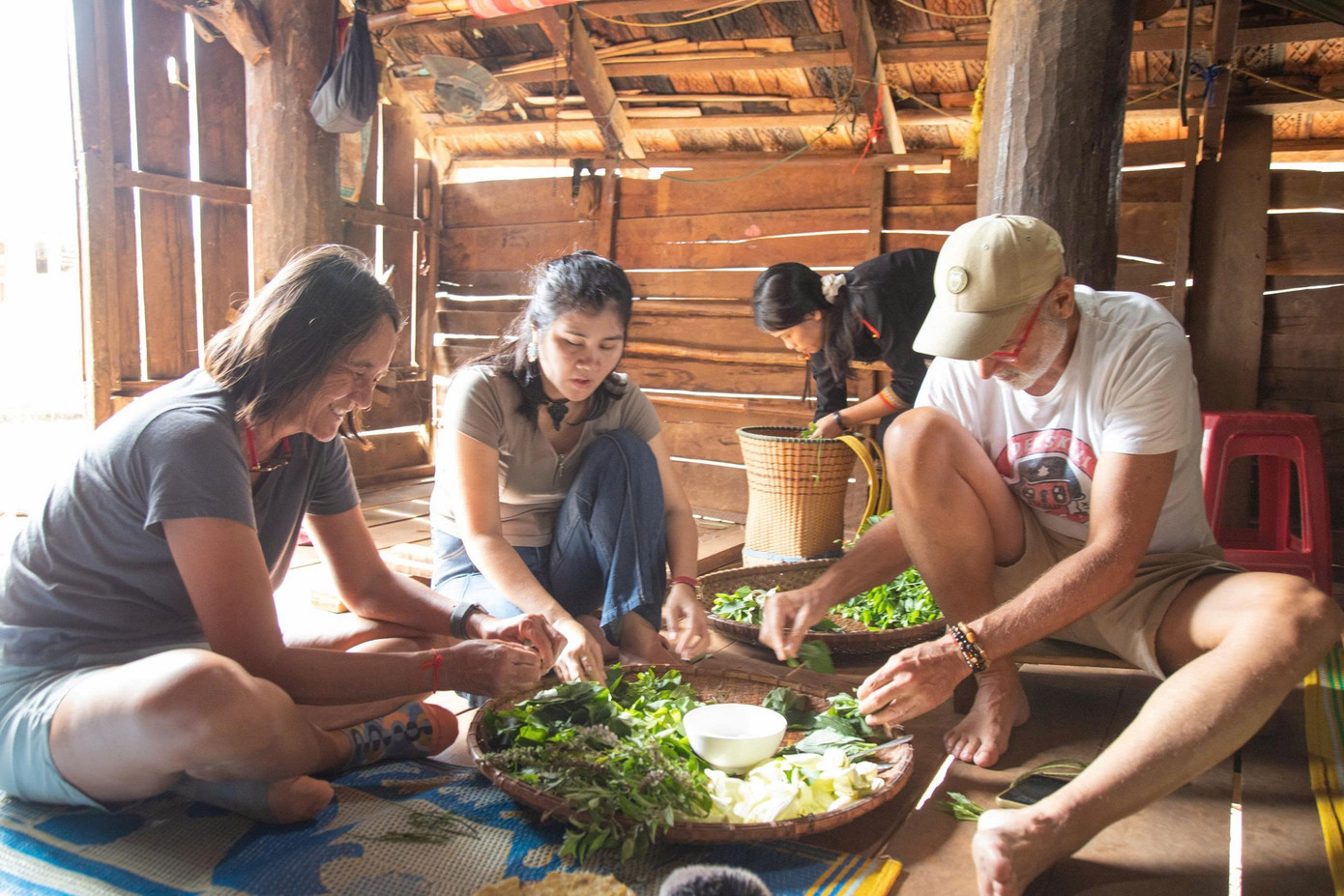 Khách Tây mê tít trải nghiệm lên rẫy bằng xe công nông 'Lamborghini Ê Đê'- Ảnh 2.