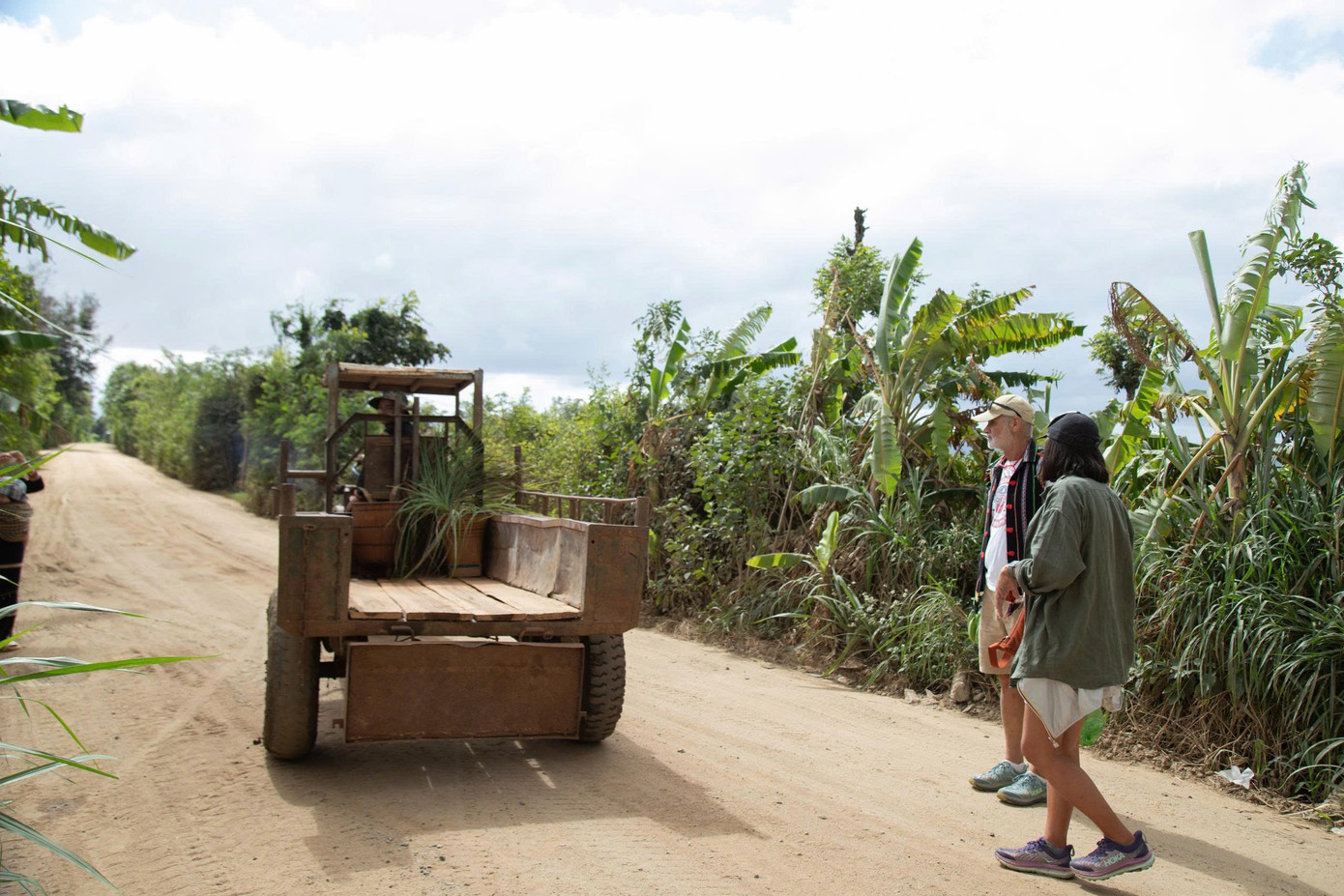 Khách Tây mê tít trải nghiệm lên rẫy bằng xe công nông 'Lamborghini Ê Đê'- Ảnh 3.