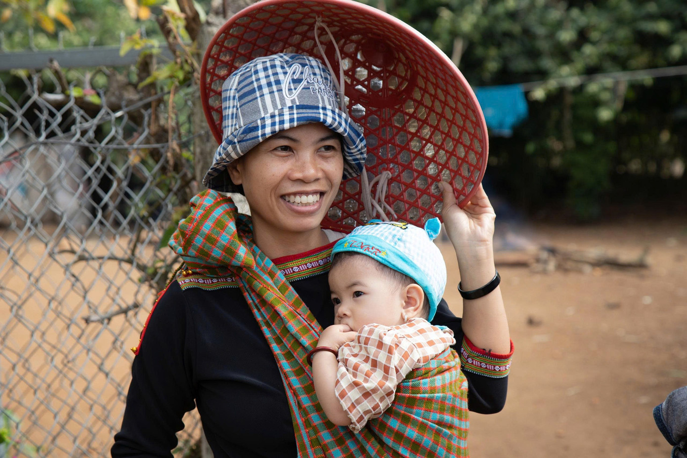 Khách Tây mê tít trải nghiệm lên rẫy bằng xe công nông 'Lamborghini Ê Đê'- Ảnh 5.