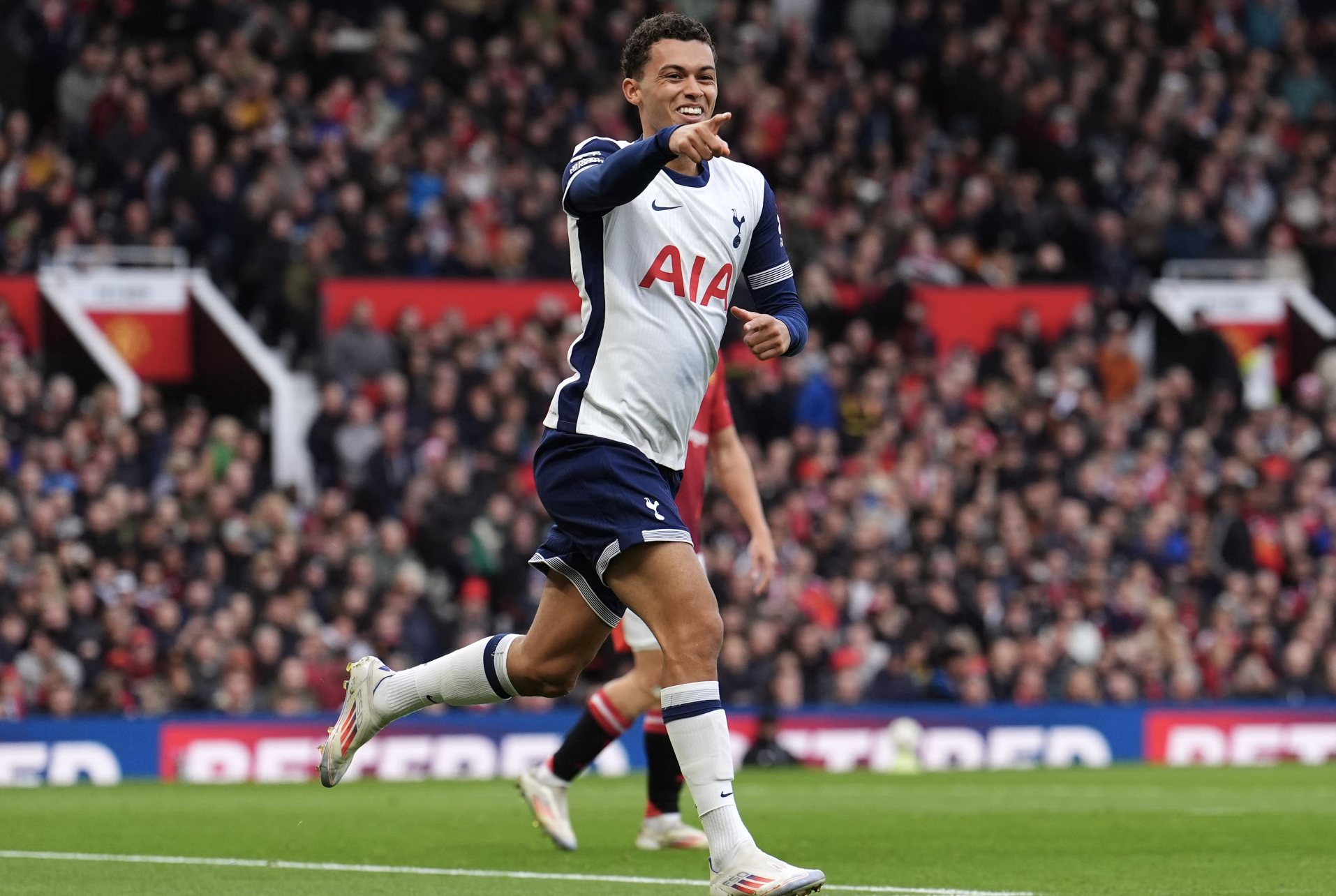 Crystal Palace gây sốc thị trường chuyển nhượng với bản hợp đồng Brennan Johnson - Ảnh 3.