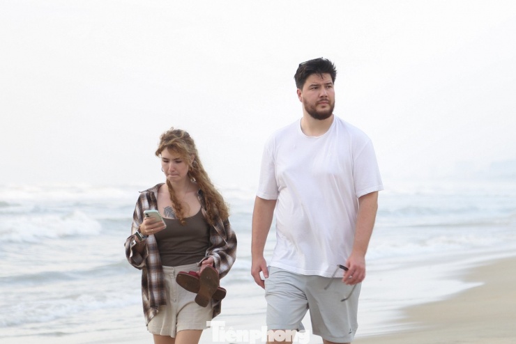 Đổ xô tắm biển Đà Nẵng dù sóng to gió lớn 4 Khách Tây thong thả đi bộ, phơi nắng, trò chuyện, tạo nên không khí nhộn nhịp vào dịp đầu năm mới.