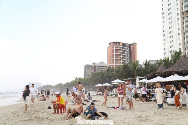 Đổ xô tắm biển Đà Nẵng dù sóng to gió lớn 5 Trên bờ biển, các hàng quán, khu vực cho thuê ghế nghỉ hoạt động hết công suất. Nhiều du khách dành thời gian trải nghiệm các hoạt động, từ ngồi cà phê ngắm biển, thưởng thức hải sản đến tham gia các môn thể thao nhẹ nhàng. Nhiều hàng quán phải bố trí thêm bàn ghế, nhân viên làm việc liên tục để phục vụ lượng khách tăng cao.