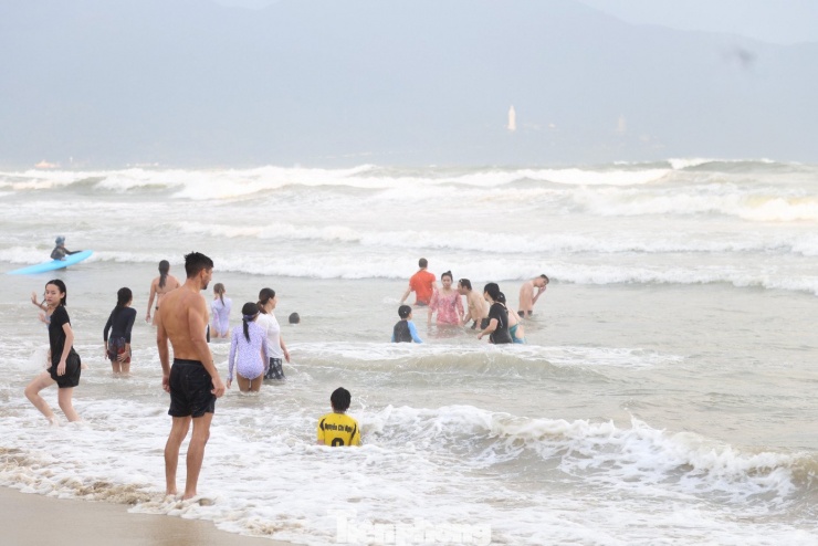 Đổ xô tắm biển Đà Nẵng dù sóng to gió lớn 8 Về chiều, thời tiết se lạnh nhưng người dân và du khách cũng không ngần ngại tắm biển.