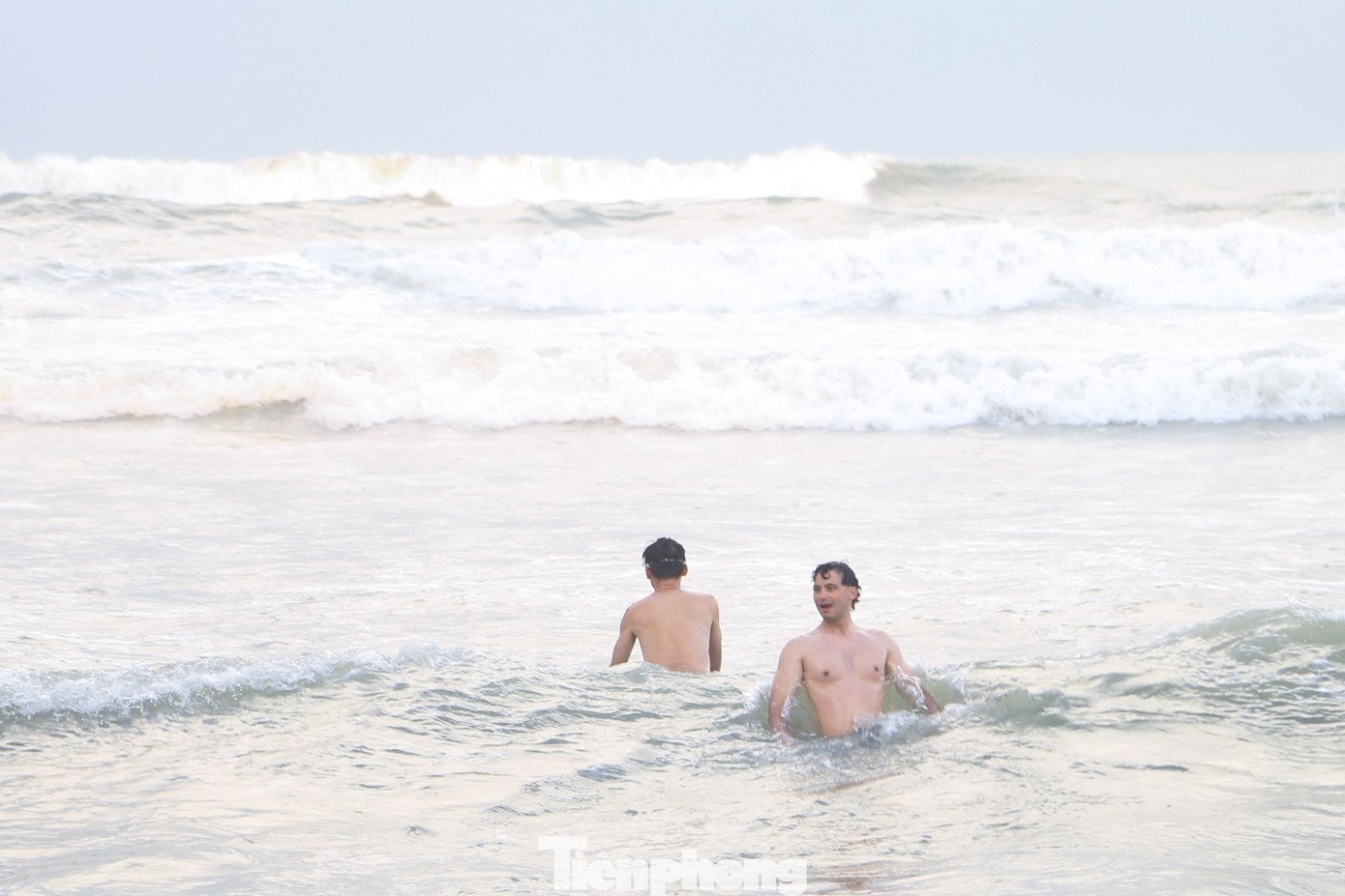 Một số du khách còn phấn khích lướt ván, lướt sóng, chinh phục những con sóng lớn cao quá đầu. Càng về chiều, các bãi tắm lại càng đông đúc, tấp nập.