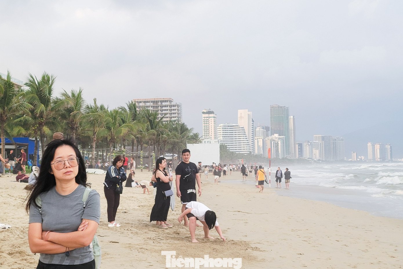 Một số du khách còn phấn khích lướt ván, lướt sóng, chinh phục những con sóng lớn cao quá đầu. Càng về chiều, các bãi tắm lại càng đông đúc, tấp nập.