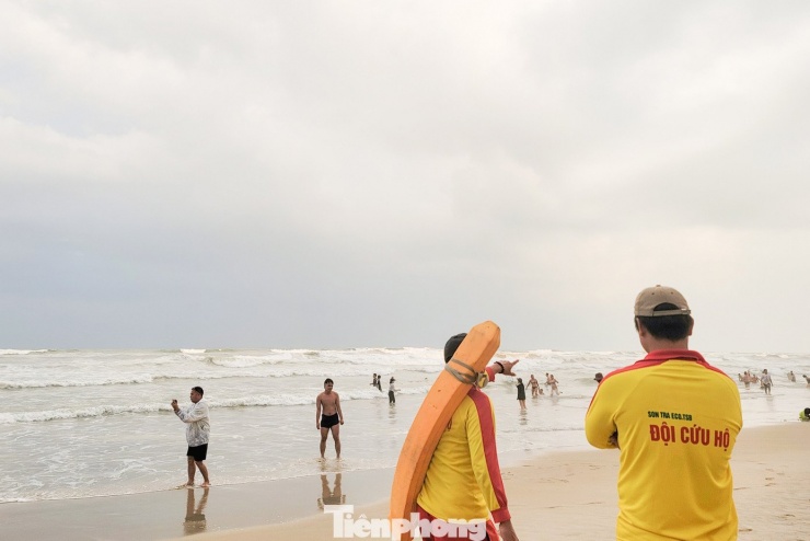 Đổ xô tắm biển Đà Nẵng dù sóng to gió lớn 13 Ban quản lý Bán đảo Sơn Trà và các bãi biển du lịch Đà Nẵng cũng cử lực lượng cứu hộ bám sát các khu vực để nhắc nhở, hướng dẫn du khách tắm biển, chơi các trò chơi dưới nước và đảm bảo an toàn khi sóng to.