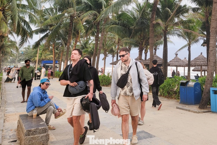 Đổ xô tắm biển Đà Nẵng dù sóng to gió lớn 15 Không chỉ các bãi biển, các khu, điểm du lịch trên địa bàn cũng đón lượng khách du lịch rất lớn vào dịp này. Hàng loạt hoạt động vui chơi, giải trí chào đón năm 2026 cũng được tổ chức để phục vụ người dân và du khách như: không gian Đại lộ Đà Nẵng - Chào năm mới 2026; các mô hình check-in đón Giáng sinh, chào năm mới; Không gian ẩm thực Cheer Fest; Không gian sắc màu Hội An...