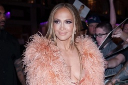 Jennifer Lopez gặp sự cố với váy xẻ ngực táo bạo