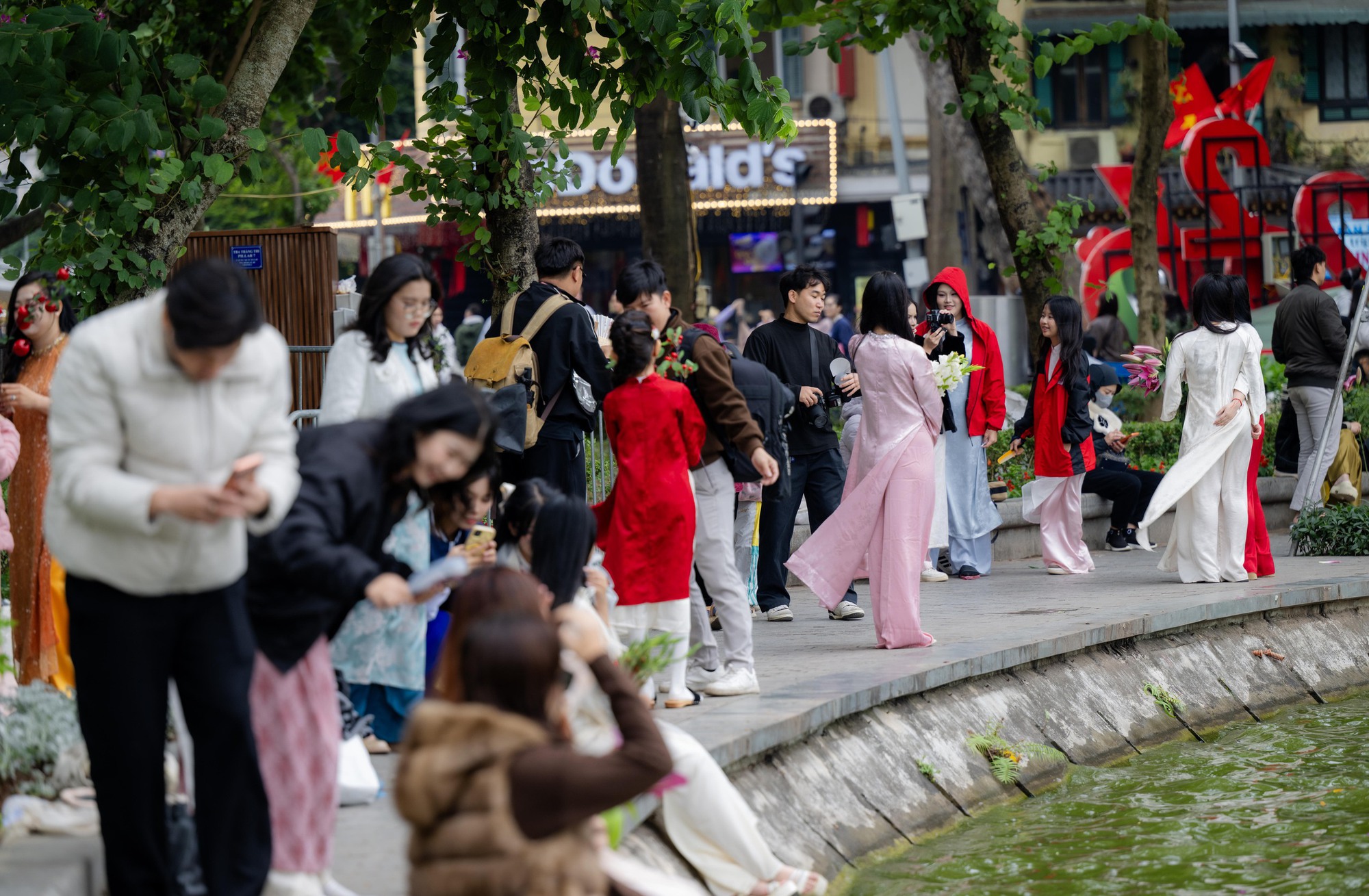 Một dịch vụ ở Hồ Gươm hốt bạc dịp Tết dương lịch, ung dung Một dịch vụ ở Hồ Gươm hốt bạc dịp Tết dương lịch, ung dung