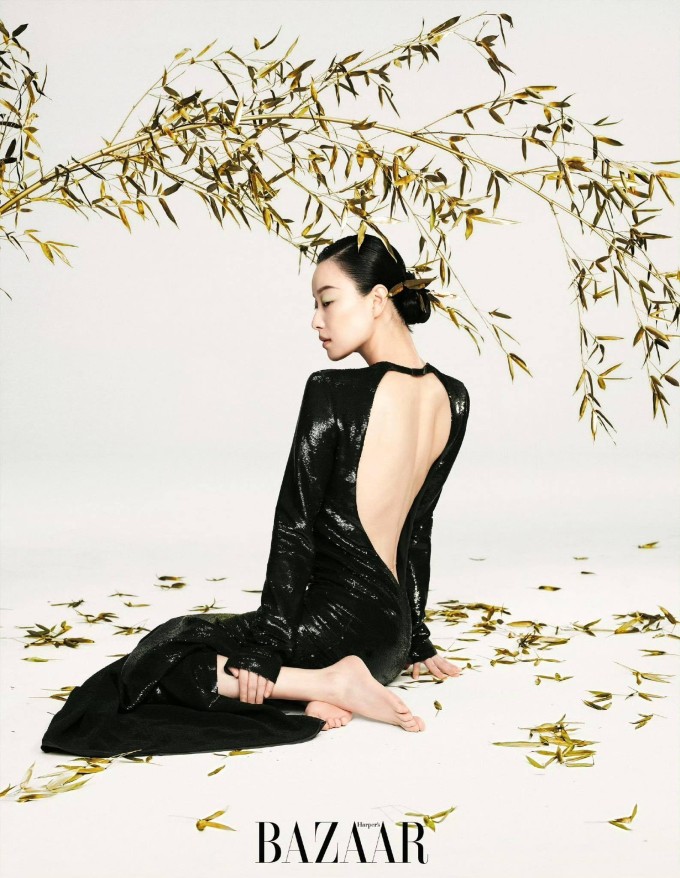 Nghê Ni giữ dáng đồng hồ cát dù không ăn kiêng khắt khe 4 Ở tuổi 37, nữ diễn viên vẫn giữ được vóc dáng mảnh mai, làn da khỏe khoắn và phong thái tự nhiên, không gượng ép. Ảnh: Harper’s Bazaar China