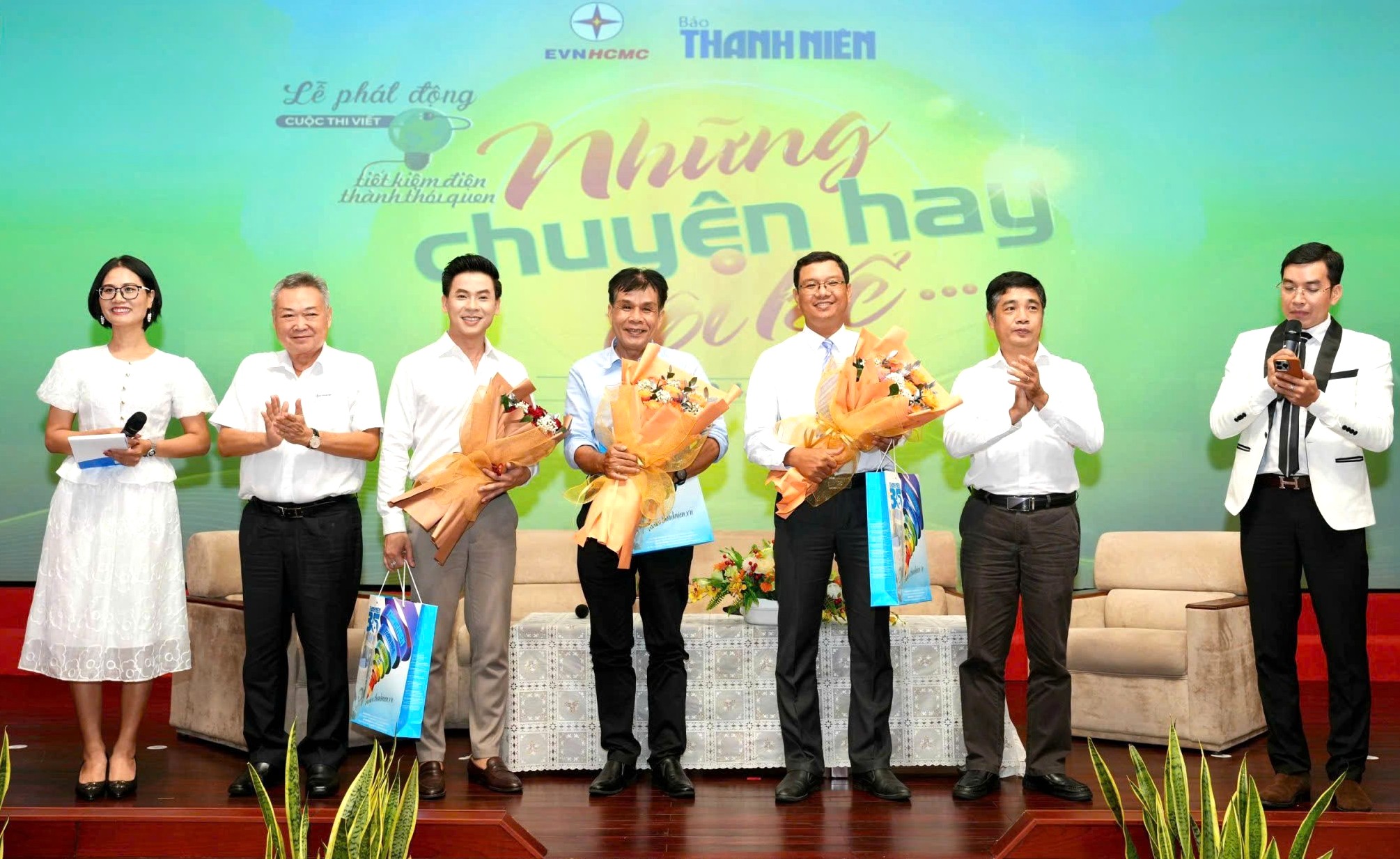 Tôi có duyên với những cuộc thi của Thanh Niên 4 Nhà thơ, giám khảo Lê Minh Quốc: Tôi có duyên với những cuộc thi của Thanh Niên - Ảnh 4.