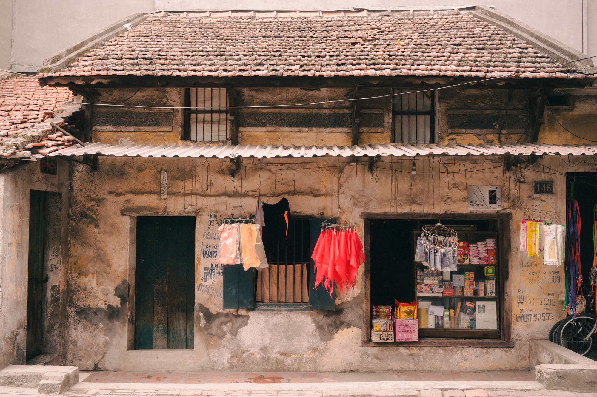 Điểm check-in lạ giữa Hà Nội: Quán tạp hóa cũ gợi cả bầu trời tuổi thơ, thái độ của bà chủ quán khi nhiều người tìm đến chụp ảnh- Ảnh 2. Điểm check-in lạ giữa Hà Nội: Quán tạp hóa cũ gợi cả bầu trời tuổi thơ, thái độ của bà chủ quán khi nhiều người tìm đến chụp ảnh- Ảnh 2.