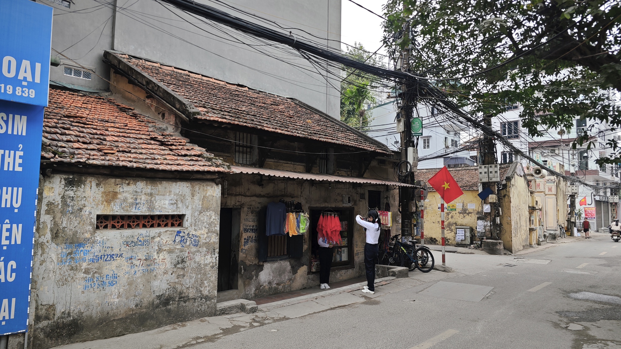 Điểm check-in lạ giữa Hà Nội: Quán tạp hóa cũ gợi cả bầu trời tuổi thơ, thái độ của bà chủ quán khi nhiều người tìm đến chụp ảnh- Ảnh 4. Điểm check-in lạ giữa Hà Nội: Quán tạp hóa cũ gợi cả bầu trời tuổi thơ, thái độ của bà chủ quán khi nhiều người tìm đến chụp ảnh- Ảnh 4.